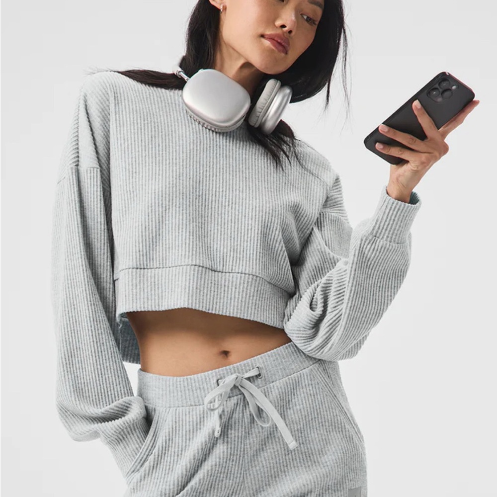 New ALO Yoga Gray “Muse Hoodie” Cropped long-sleeve shirt